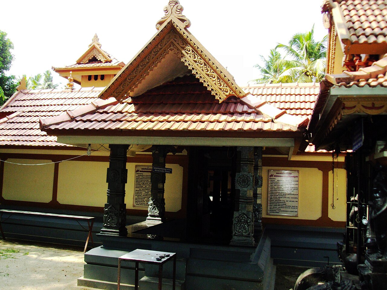 Sri Rajarajeshwari Temple in Manchadikara